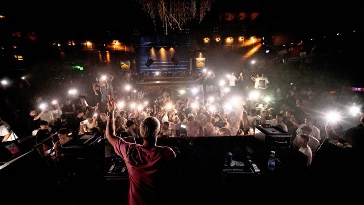 אוראל סספורטס · תמונות · crowd flashlights
